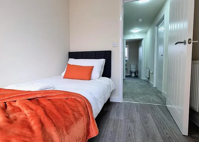 Modern New Build 3-Storey Home With Parking Near Leicester City Centre