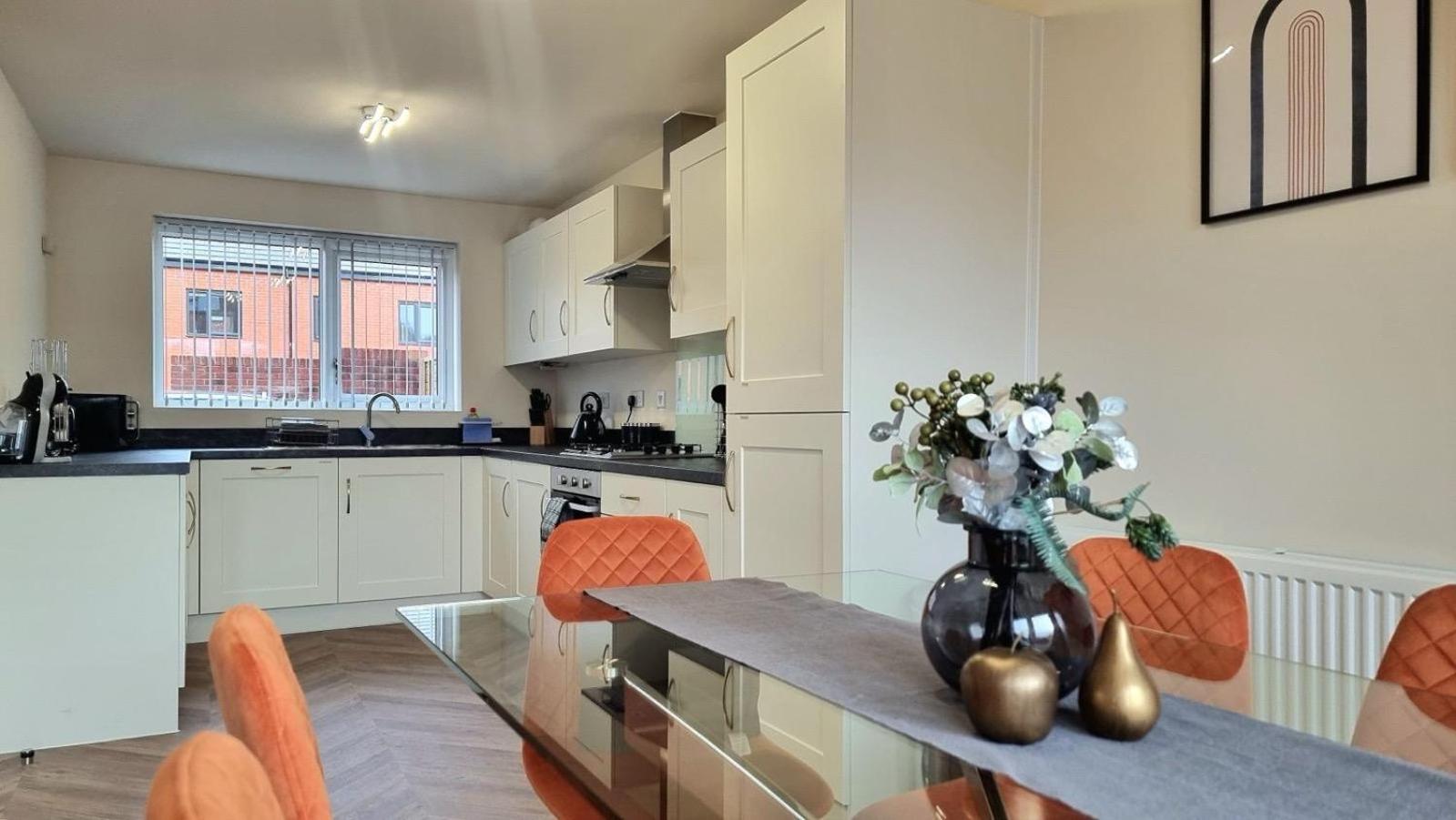 Holiday home Modern New Build 3-storey With Parking Near Centre *