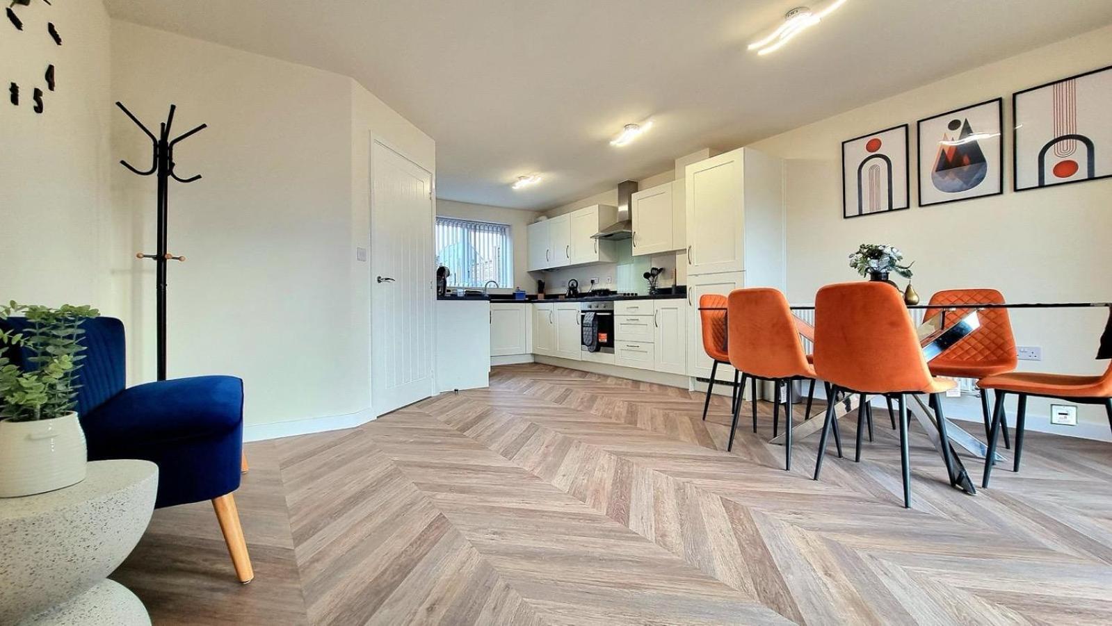 Modern New Build 3-storey With Parking Near Centre Holiday home *
